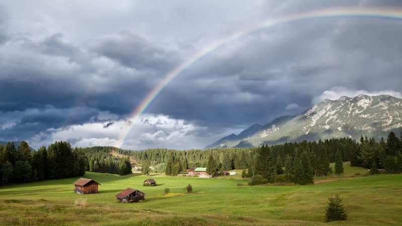 Ein Regenbogen vor dunklen Wolken. | Bild: stock.adobe.com/Yay Images Ein Regenbogen vor dunklen Wolken.