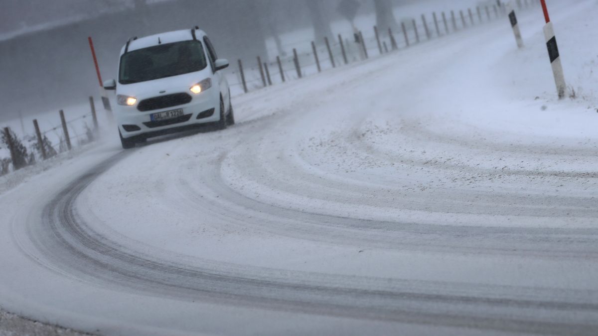 Schnee Und Glatte Bremsen Verkehr In Bayern Aus Br24