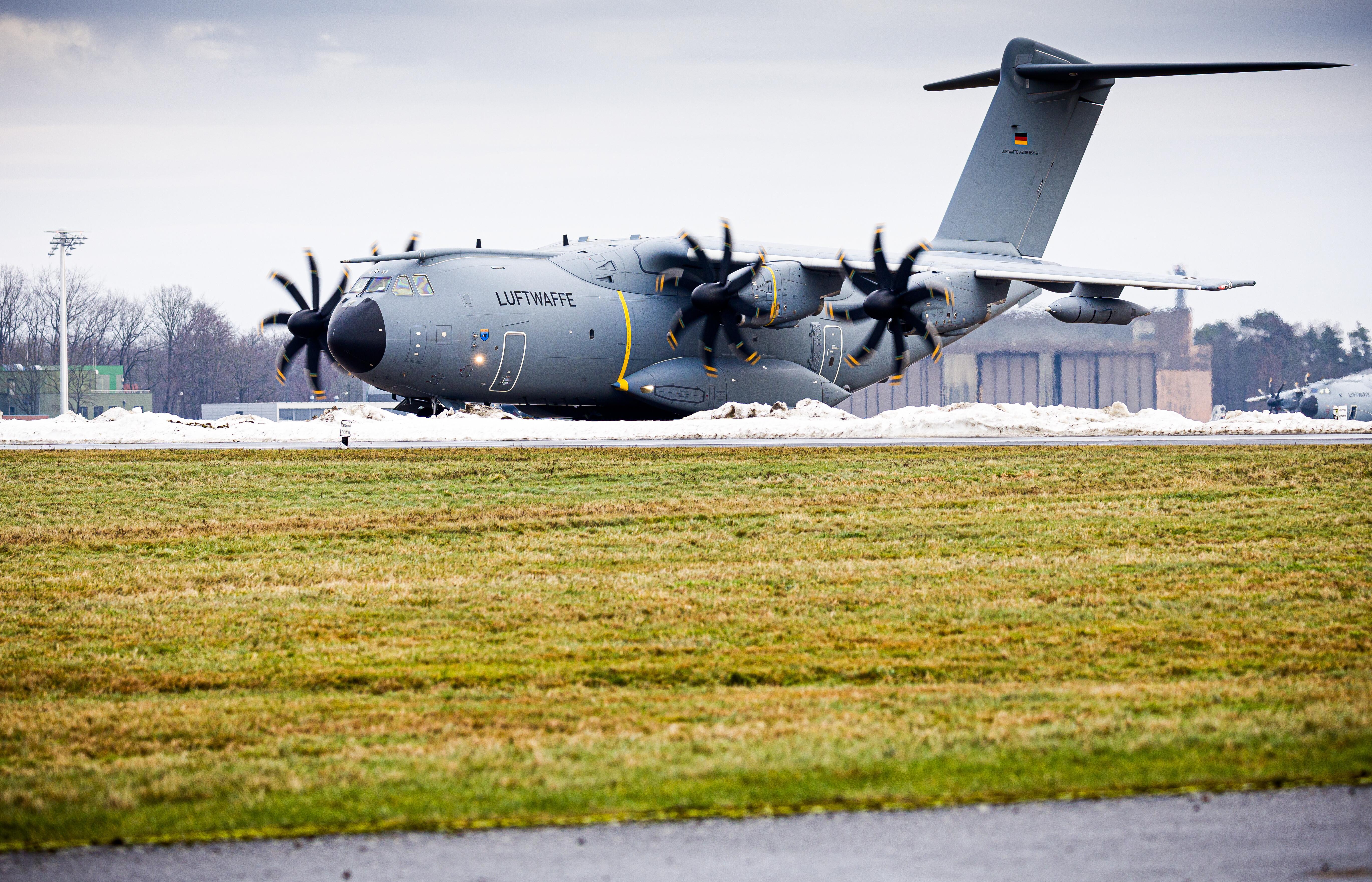 Ein Transportflugzeug vom Typ Airbus A400M der Luftwaffe rollt über das Gelände vom Fliegerhorst Wunstorf in der Region Hannover und ist auf dem Weg nach Grönland. 