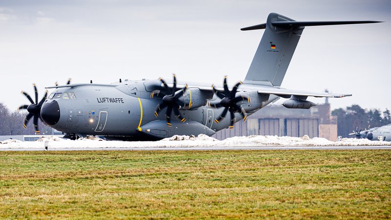 Ein Transportflugzeug vom Typ Airbus A400M der Luftwaffe rollt über das Gelände vom Fliegerhorst Wunstorf in der Region Hannover und ist auf dem Weg nach Grönland. | Bild: picture alliance/dpa | Moritz Frankenberg Ein Transportflugzeug vom Typ Airbus A400M der Luftwaffe rollt über das Gelände vom Fliegerhorst Wunstorf in der Region Hannover und ist auf dem Weg nach Grönland.