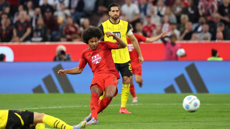 Serge Gnabry trifft in der Bundesligapartie FC bayern München - Borussia Dortmund | Bild: picture-alliance/dpa Serge Gnabry trifft in der Bundesligapartie FC bayern München - Borussia Dortmund