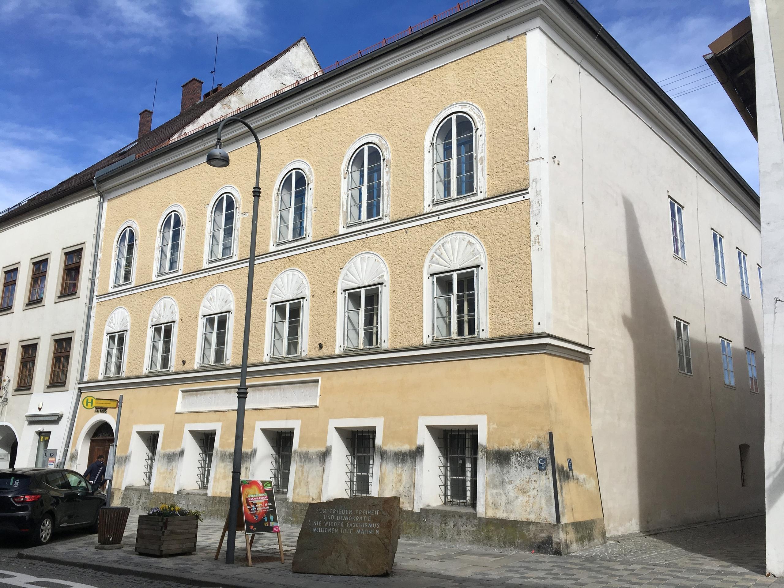 Das Geburtshaus von Adolf Hitler (1889-1945) in Braunau am Inn. Die geplante Nutzung von Hitlers Geburtshaus als Polizeiinspektion stößt nach dem Fund eines Zeitungs-Dokuments auf scharfe Kritik. Der Diktator habe sich eine «administrative Nutzung» des Gebäudes in Braunau am Inn in Österreich gewünscht, sagte der Dokumentarfilmer Schwaiger am Montag in Wien. Die aktuellen Pläne entsprächen im Prinzip damit den Wünschen des Diktators. «Genau das ist, was Hitler wollte», so Schwaiger unter Berufung auf den Zeitungsartikel vom 10. Mai 1939.