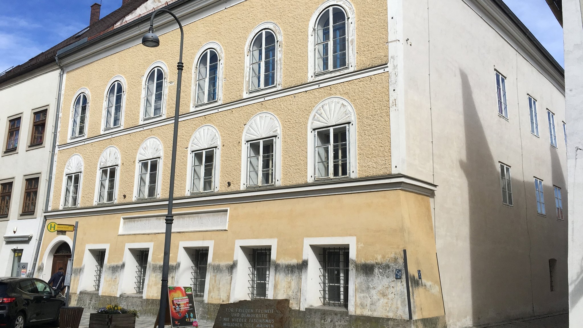 Das Geburtshaus von Adolf Hitler (1889-1945) in Braunau am Inn. Die geplante Nutzung von Hitlers Geburtshaus als Polizeiinspektion stößt nach dem Fund eines Zeitungs-Dokuments auf scharfe Kritik. Der Diktator habe sich eine «administrative Nutzung» des Gebäudes in Braunau am Inn in Österreich gewünscht, sagte der Dokumentarfilmer Schwaiger am Montag in Wien. Die aktuellen Pläne entsprächen im Prinzip damit den Wünschen des Diktators. «Genau das ist, was Hitler wollte», so Schwaiger unter Berufung auf den Zeitungsartikel vom 10. Mai 1939.