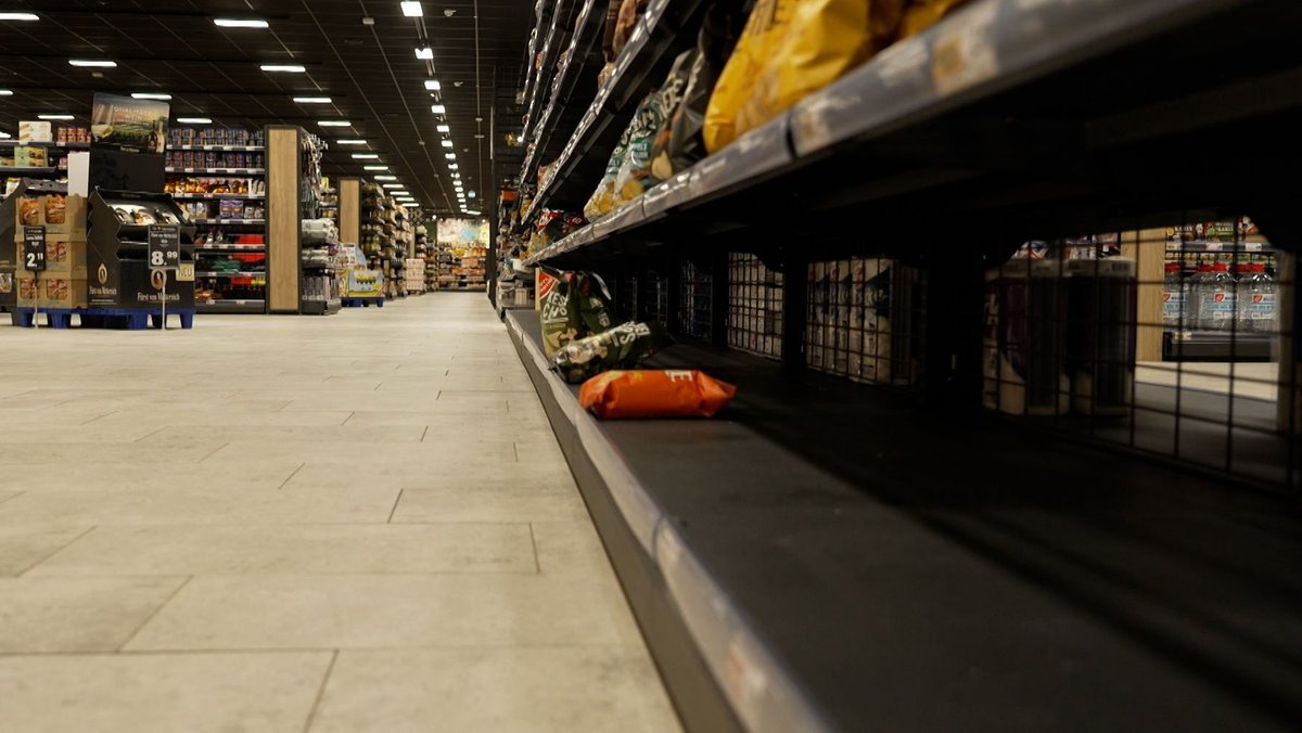 Symbolfoto: Leere Regale in einem Supermarkt.