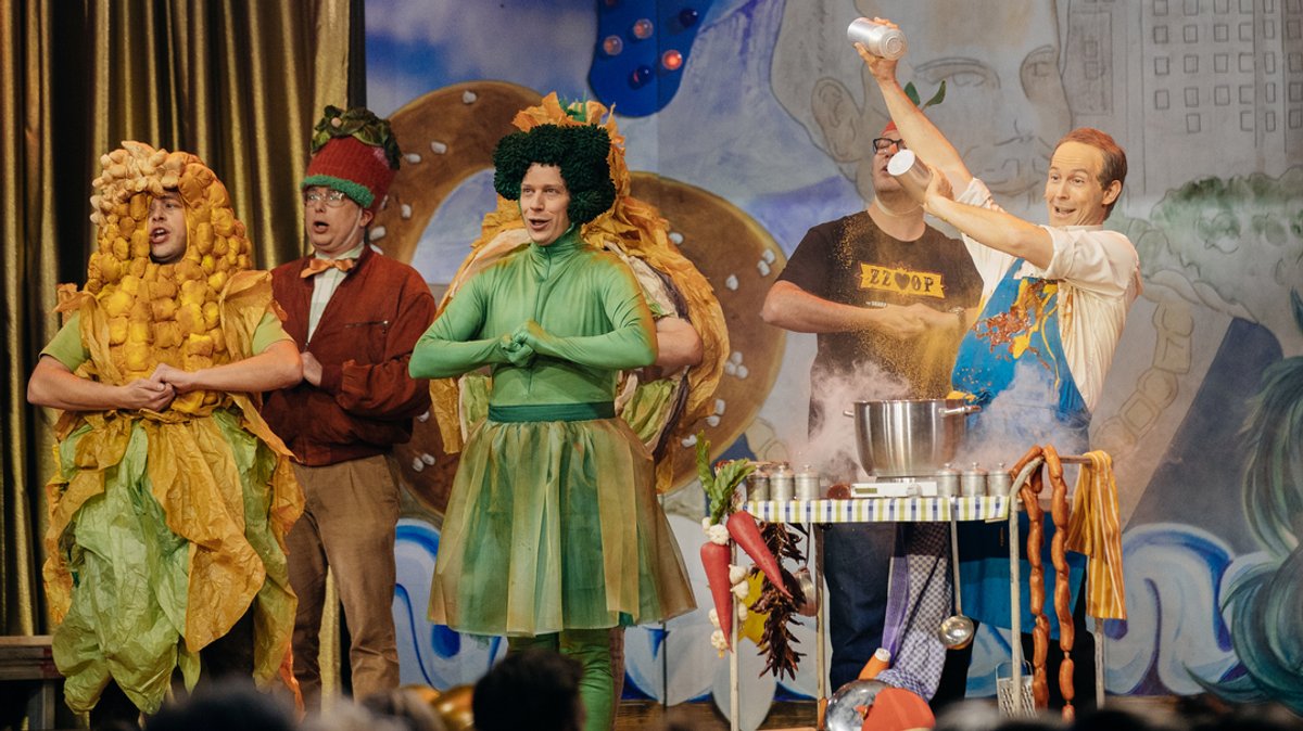 Hubert Aiwanger (Stefan Murr) kocht eine "Brennsuppn".
