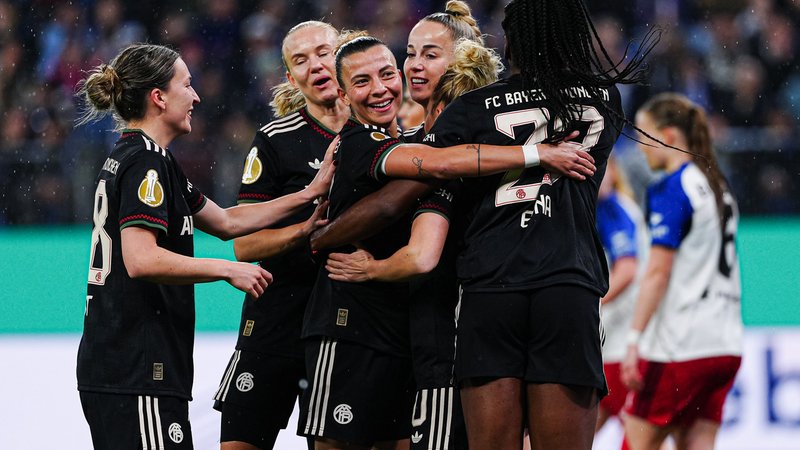 Die Spielerinnen des FC Bayern München feiern einen Treffer gegen den Hamburger SV | Bild: picture alliance / Eibner-Pressefoto | Marcel von Fehrn Die Spielerinnen des FC Bayern München feiern einen Treffer gegen den Hamburger SV