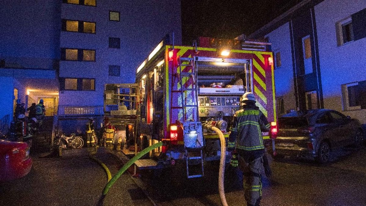 Die Feuerwehr löscht einen Kellerbrand in einem Passauer Wohnblock