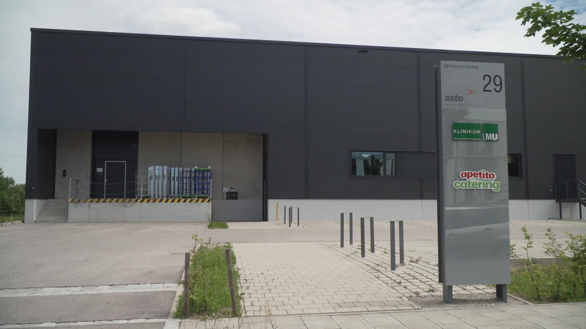 Nach der Schließung eines Caterers im Landkreis Starnberg wegen eines Corona-Ausbruchs haben die Behörden weitere Tests angeordnet und Flüchtlingsunterkünfte unter Quarantäne gestellt. Gesucht werden nun die Kontaktpersonen der Infizierten.