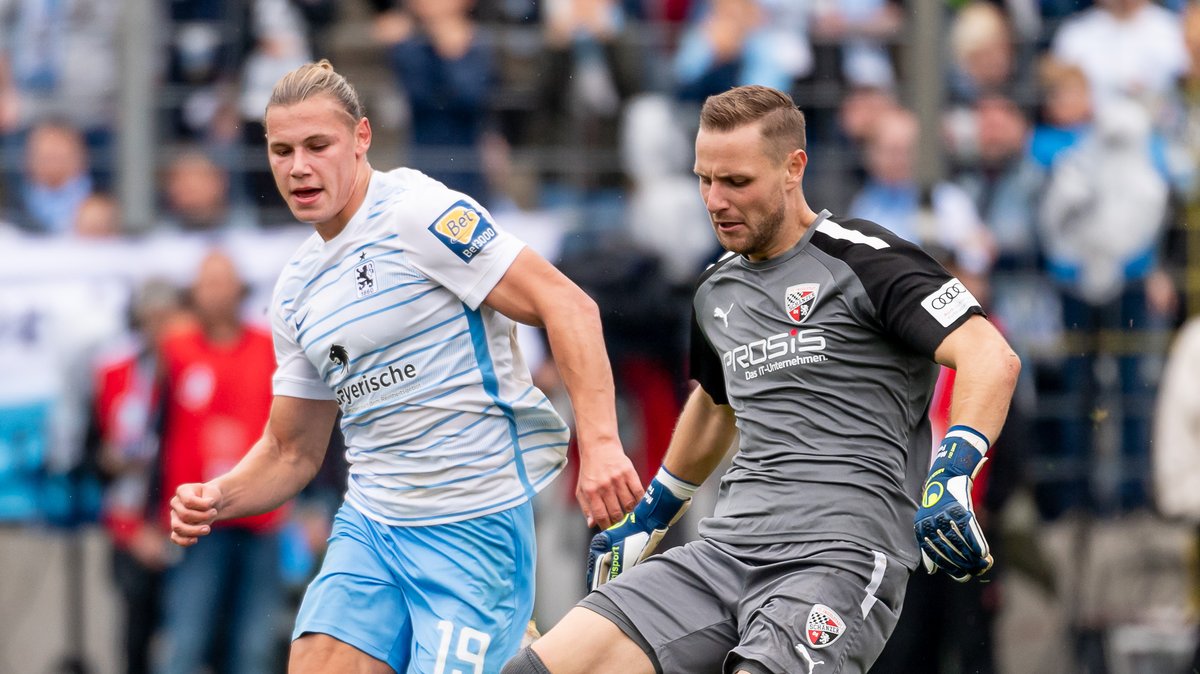 Zweikampf zwischen Fynn Lakenmacher (TSV 1860 Muenchen) und Marius Funk (FC Ingolstadt)