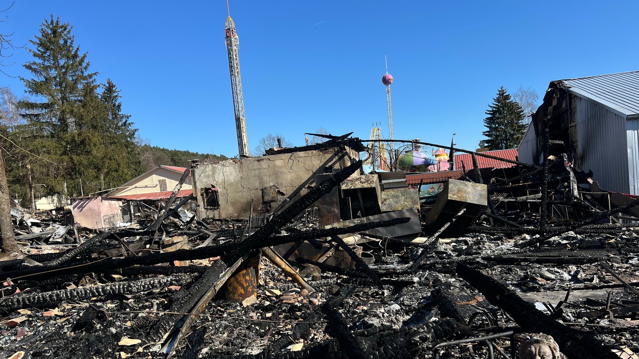 Feuer im Freizeitpark: Mehrere Attraktionen abgebrannt