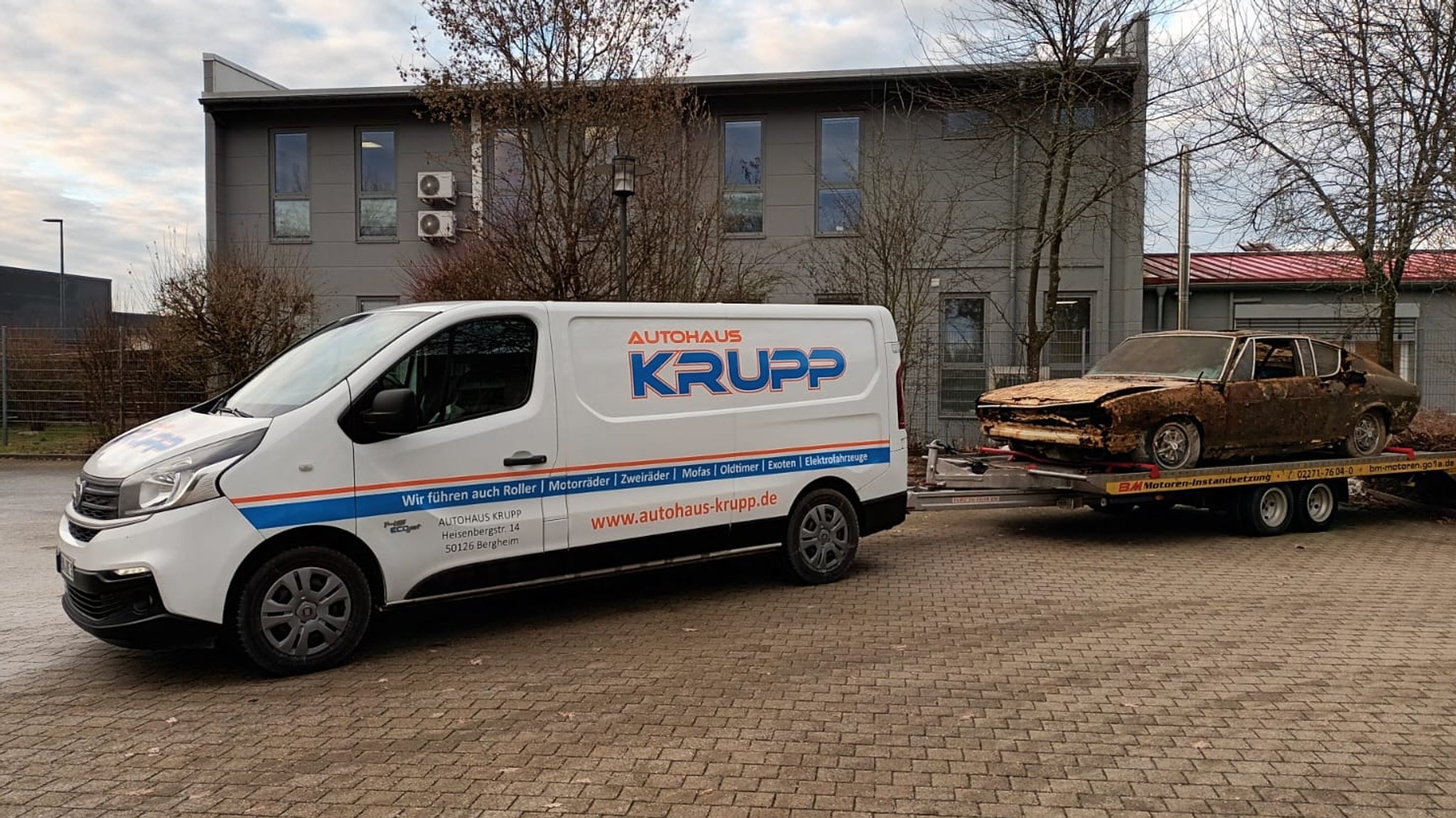 Das Autowrack beim Abtransport in Richtung Rheinland.