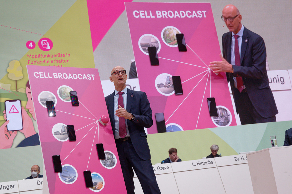 07.04.2022, Bonn: Der Vorstandvorsitzende der Deutsche Telekom, Timotheus Höttges, demonstriert bei der Hauptversammlung Cell Broadcast.  