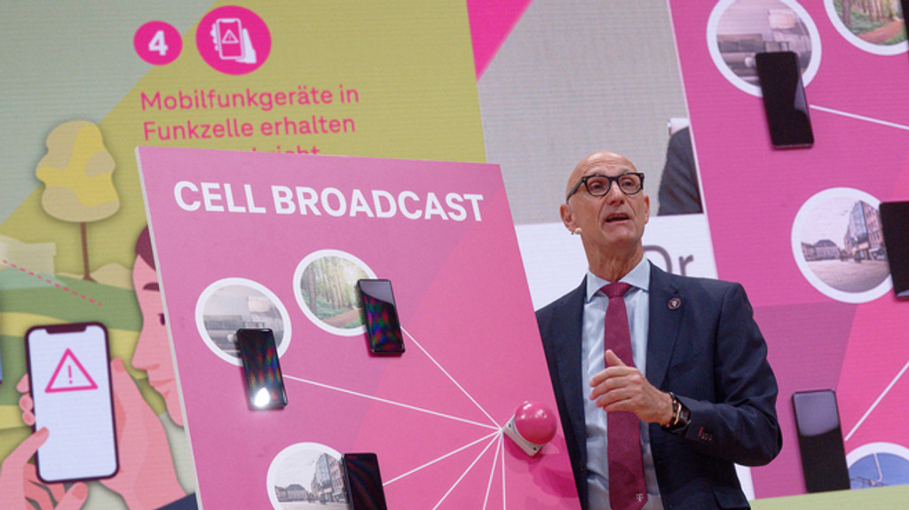07.04.2022, Bonn: Der Vorstandvorsitzende der Deutsche Telekom, Timotheus Höttges, demonstriert bei der Hauptversammlung Cell Broadcast.  