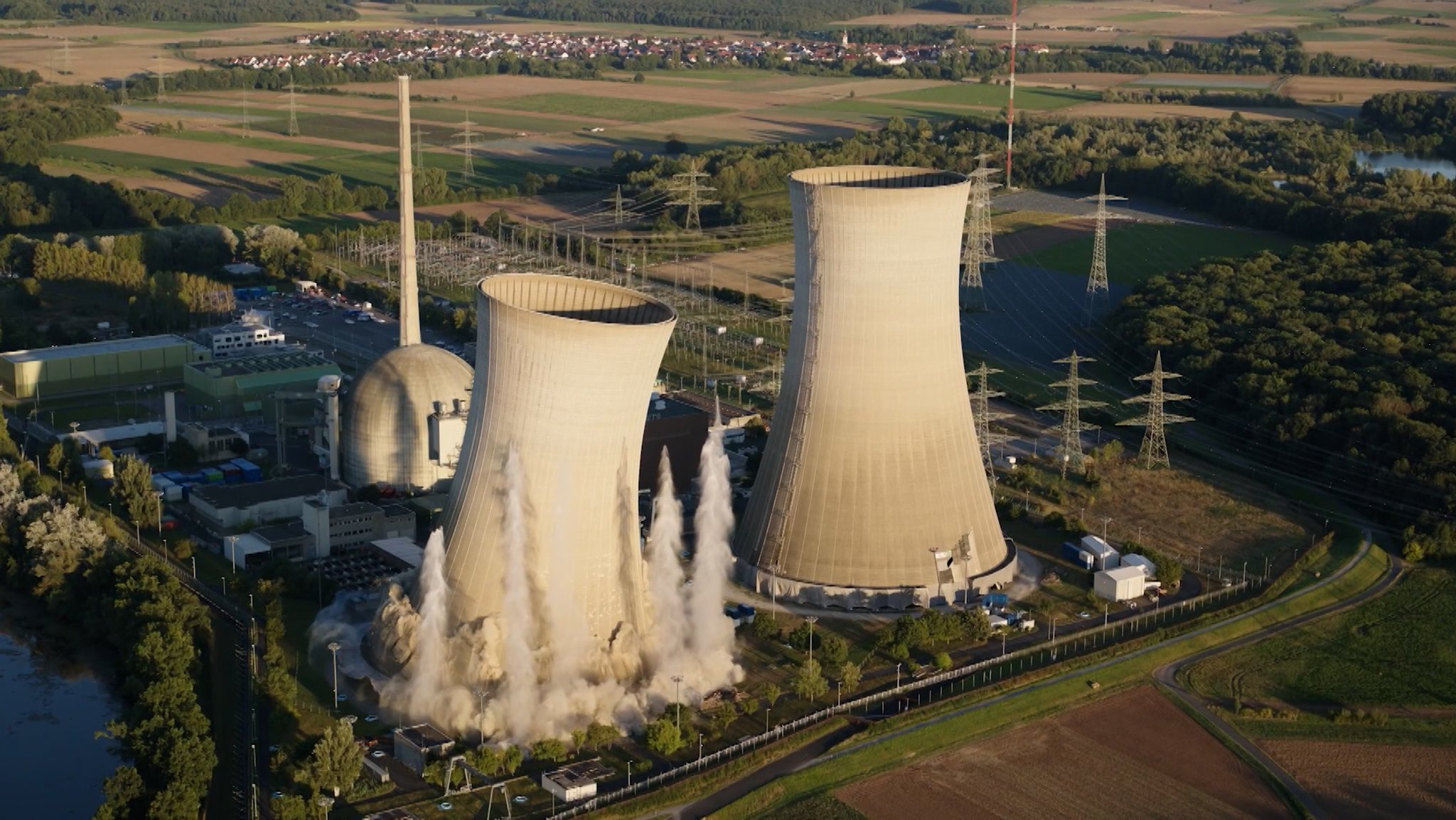 50 Jahre nach Baubeginn sind die auffälligen Zeichen des früheren AKW Grafenrheinfeld nur noch Schutt und Asche. Am Freitagabend wurden die beiden Kühltürme kontrolliert gesprengt.