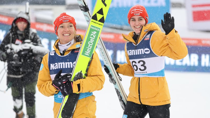 Katharina Schmid (l.) mit Selina Freitag | Bild: picture-alliance/dpa Katharina Schmid (l.) mit Selina Freitag