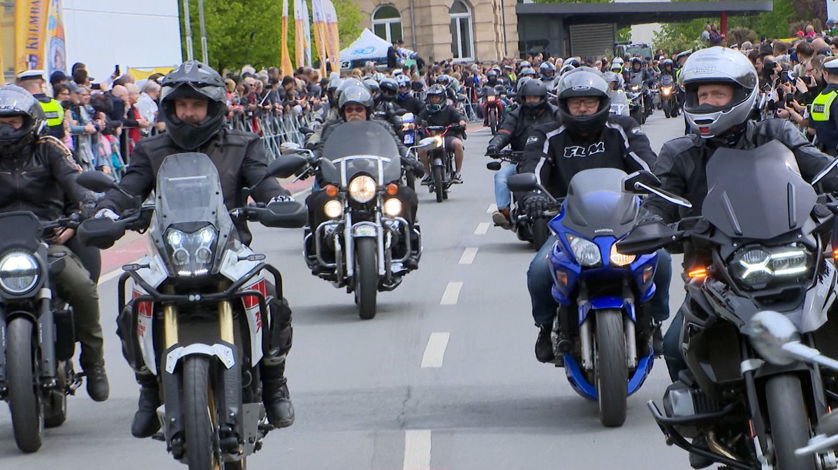 Motorradfahrer auf ihren Maschinen bei der traditionellen Motorradsternfahrt durch Kulmbach in Oberfranken.