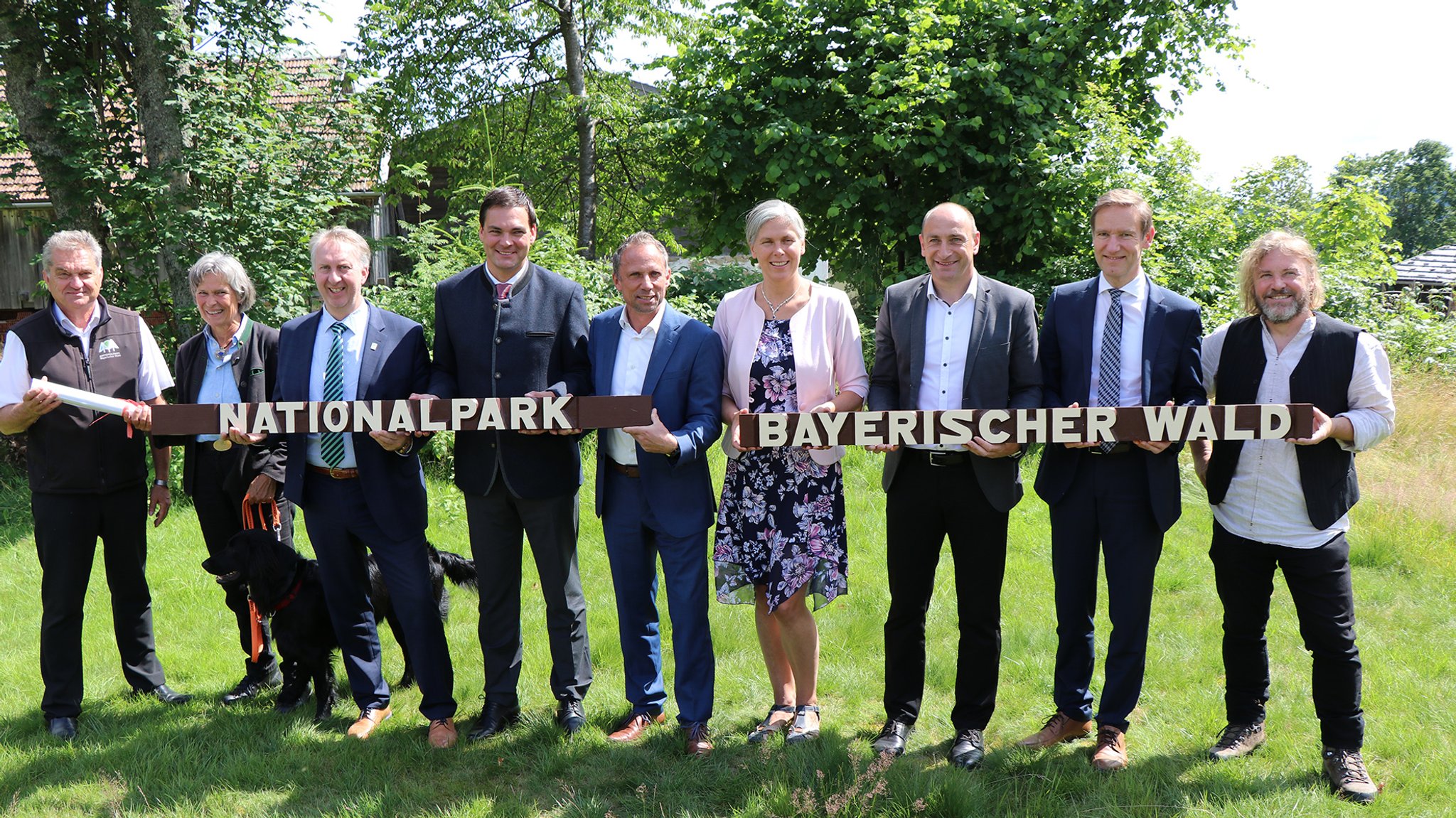 Franz Leibl, Leiter des Nationalparks (v.l.), Gudula Lermer, Leiterin des Forstbetriebes Neureichenau der Bayerischen Staatsforsten, Helmut Plenk, stv. Landrat Regen, Sebastian Gruber, Landrat von FRG, Umweltminister Thorsten Glauber, Eva Volfová, Tschechische Vize-Umweltministerin, Mauths Bürgermeister Ernst Kandlbinder, Regierungspräsident Rainer Haselbeck und Pavel Hubeny, Leiter des Nationalparks Sumava. 