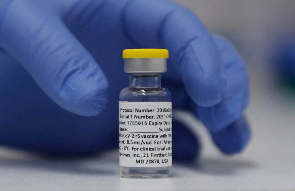 Eine Ampulle des Impfstoffes vom US-Hersteller Novavax.