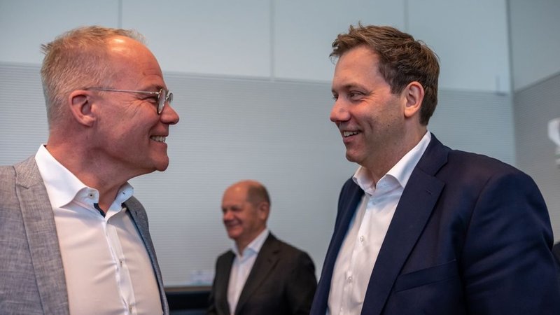 Lars Klingbeil (r), SPD-Bundesvorsitzender und Fraktionsvorsitzender spricht mit Matthias Miersch, SPD Generalsekretär, neben Bundeskanzler Olaf Scholz (M, SPD), vor Beginn der Fraktionssitzung im Bundestag. Bei einer geplanten Sondersitzung im Bundestag sollen weitreichende Grundgesetzänderungen beschlossen werden. Foto: Michael Kappeler/dpa +++ dpa-Bildfunk +++ | Bild: dpa-Bildfunk/Michael Kappeler Lars Klingbeil (r), SPD-Bundesvorsitzender und Fraktionsvorsitzender spricht mit Matthias Miersch, SPD Generalsekretär, neben Bundeskanzler Olaf Scholz (M, SPD), vor Beginn der Fraktionssitzung im Bundestag. Bei einer geplanten Sondersitzung im Bundestag sollen weitreichende Grundgesetzänderungen beschlossen werden. Foto: Michael Kappeler/dpa +++ dpa-Bildfunk +++