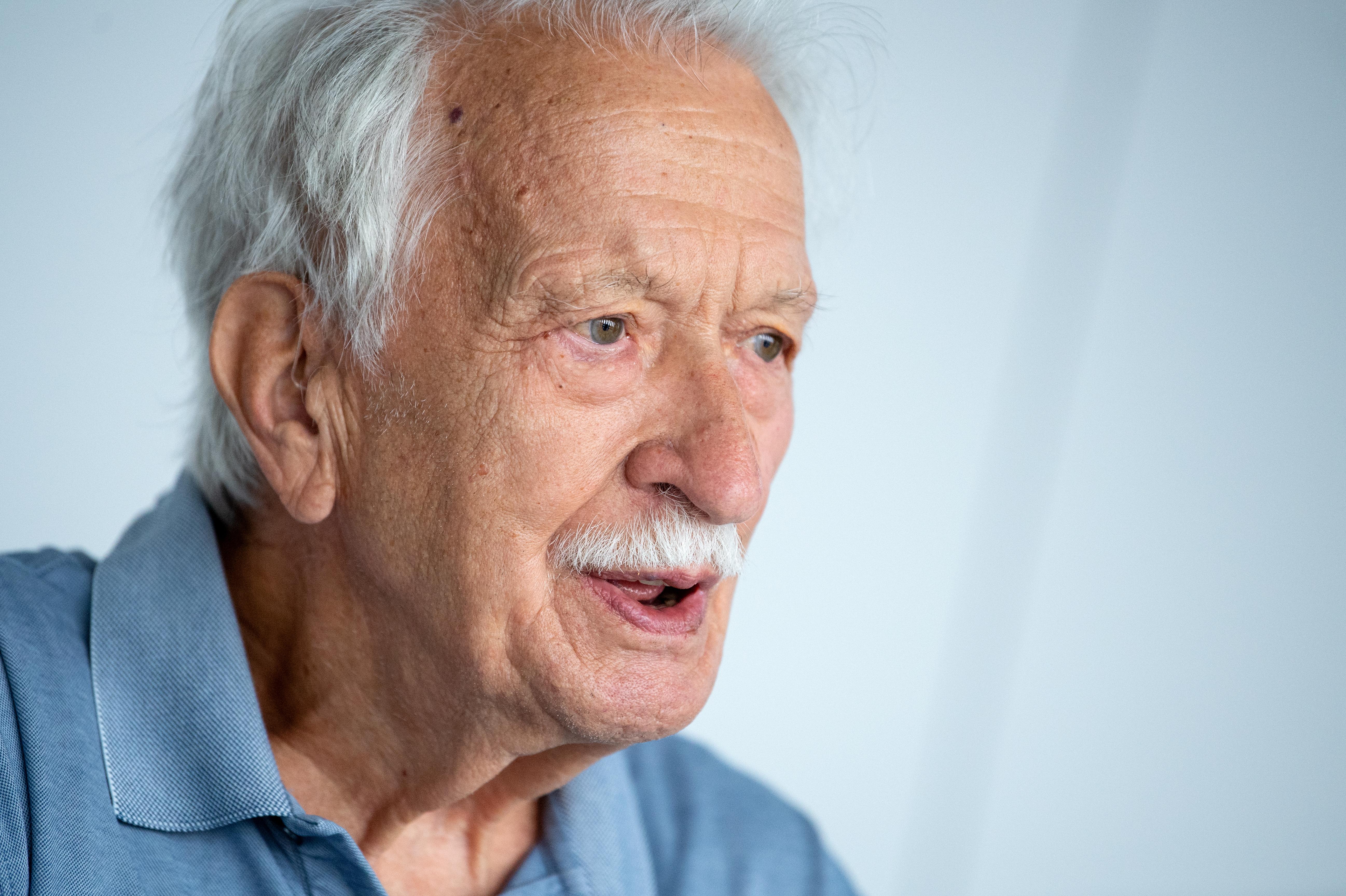 Ernst Grube, Holocaust-Zeitzeuge, aufgenommen im NS-Dokumentationszentrum bei einem Interviewtermin.