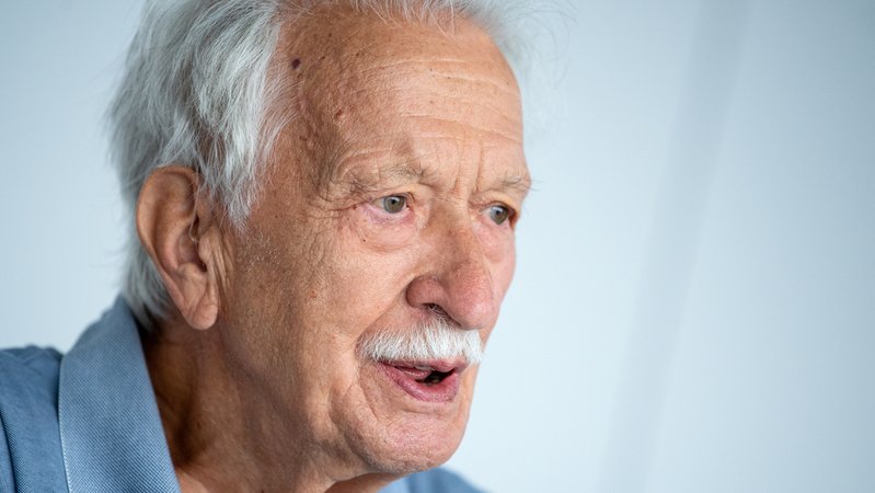 Ernst Grube, Holocaust-Zeitzeuge, aufgenommen im NS-Dokumentationszentrum bei einem Interviewtermin. | Bild: picture alliance/dpa | Sven Hoppe Ernst Grube, Holocaust-Zeitzeuge, aufgenommen im NS-Dokumentationszentrum bei einem Interviewtermin.