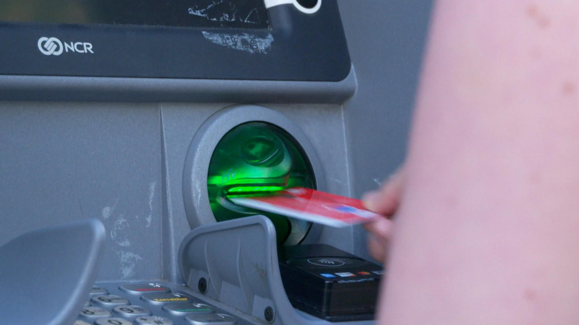 (Symbolbild) Viele Menschen zögern, ihr Geld auszugeben und sparen lieber. Im März hat sich die Kauflaune aber ein bisschen verbessert.