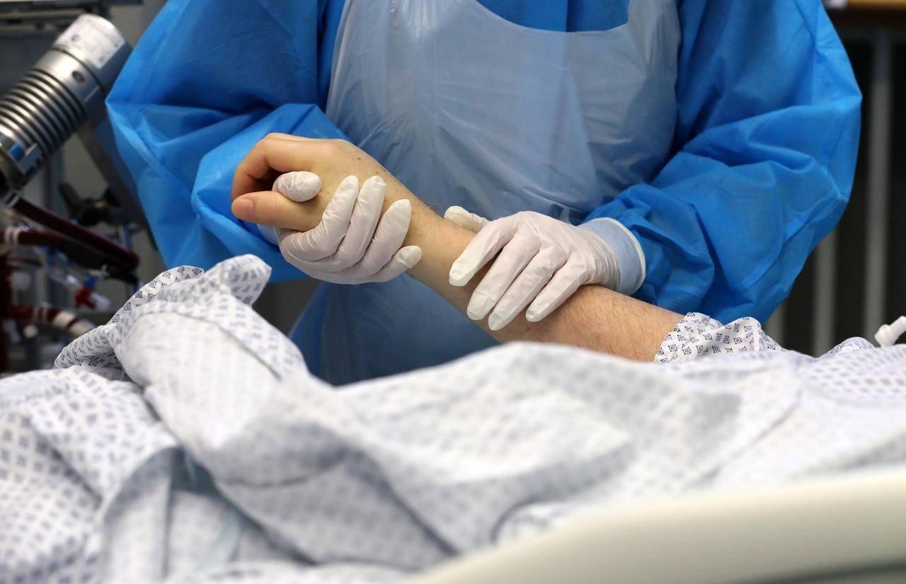 darum sterben mehr manner an corona als frauen br24