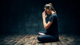 Symbolbild: junge Frau beim Yoga | Bild:picture alliance / Zoonar | Viktor Gladkov