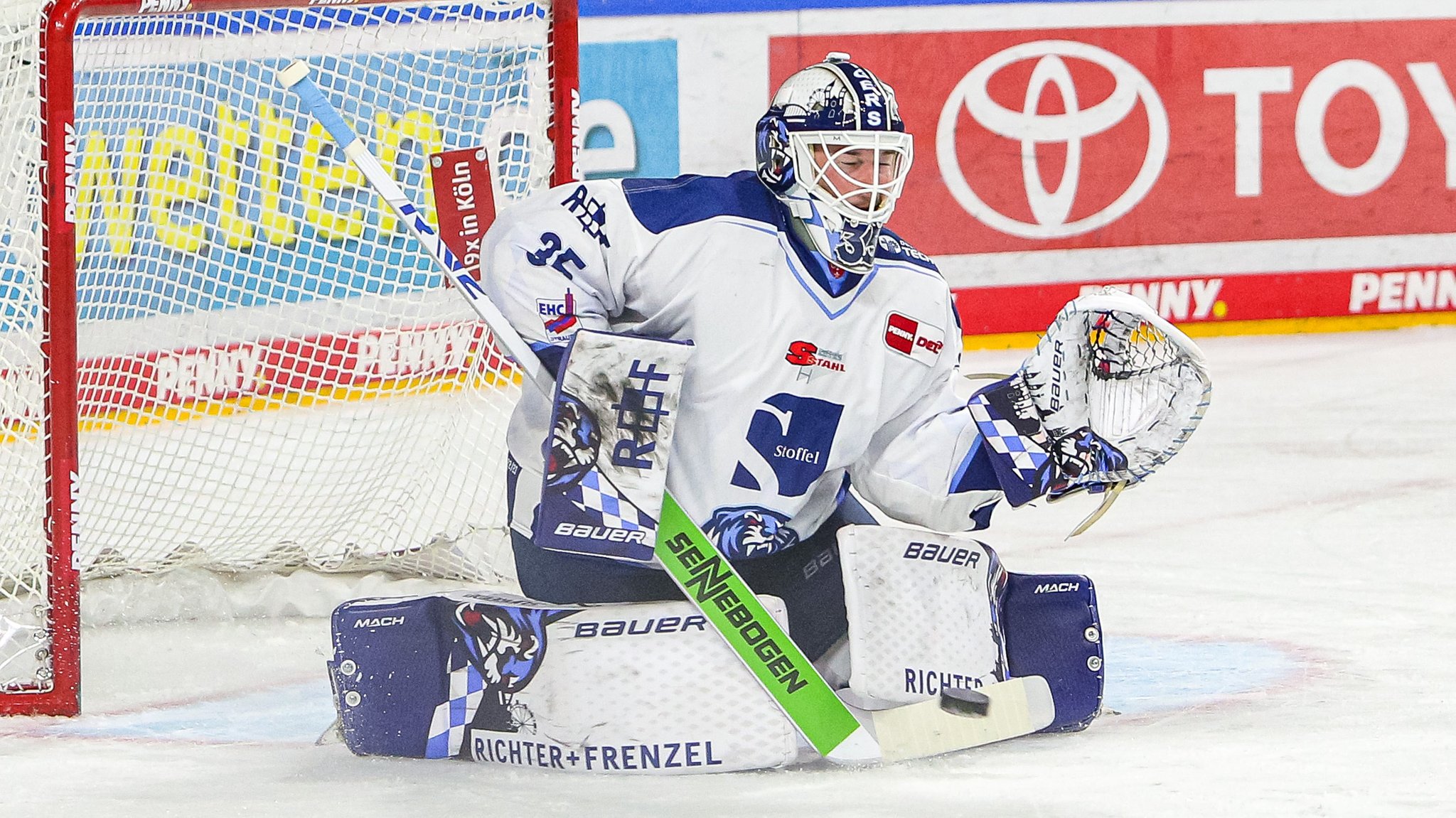 Ein Eishockey-Torwart wehrt einen Puck ab