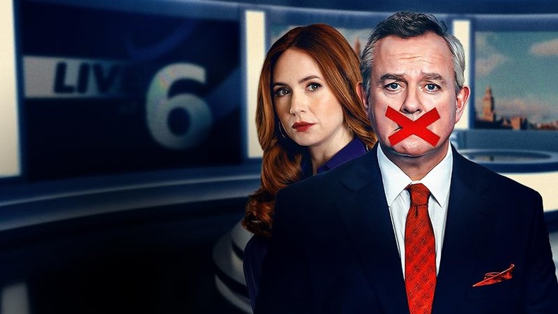 Madeline (Karen Gillan) Douglas (Hugh Bonneville) im Studio ihrer Nachrichtensendung. Der Mund von Douglas ist mit rotem Tape zugeklebt. | Bild: Sally Mais/ BBC Studios/ Hartswood Madeline (Karen Gillan) Douglas (Hugh Bonneville) im Studio ihrer Nachrichtensendung. Der Mund von Douglas ist mit rotem Tape zugeklebt.