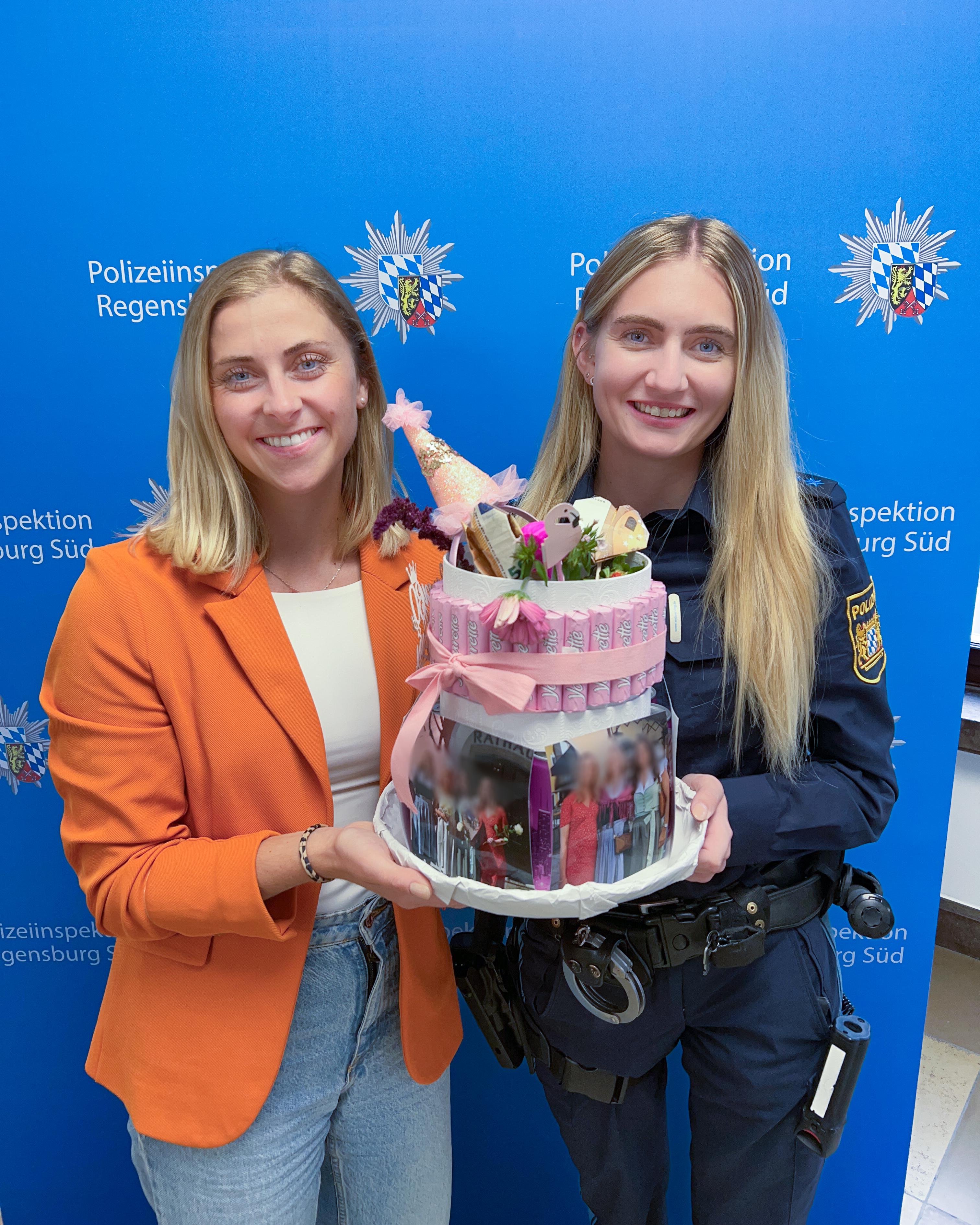 Geburtstagskind bei der Übergabe