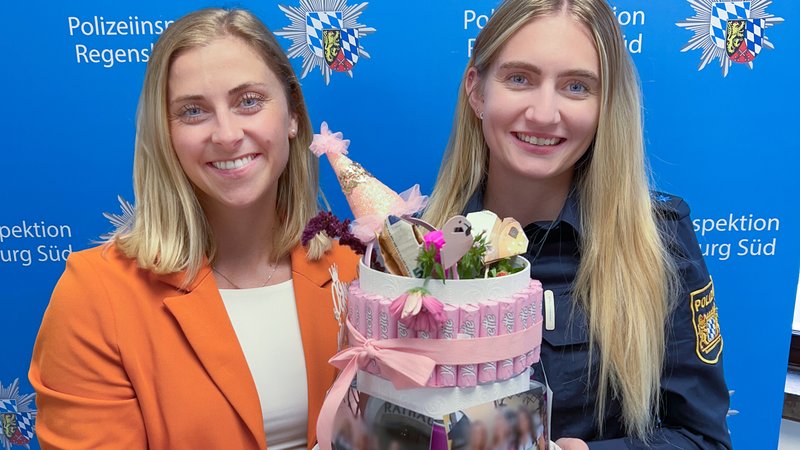 Geburtstagskind bei der Übergabe | Bild: Polizeiinspektion Regensburg Süd Geburtstagskind bei der Übergabe
