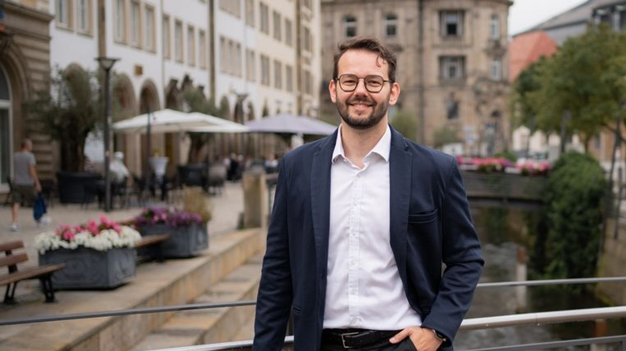 Andreas Zippel steht in Bayreuth auf einer Brücke und möchte Oberbürgermeister der Stadt werden.