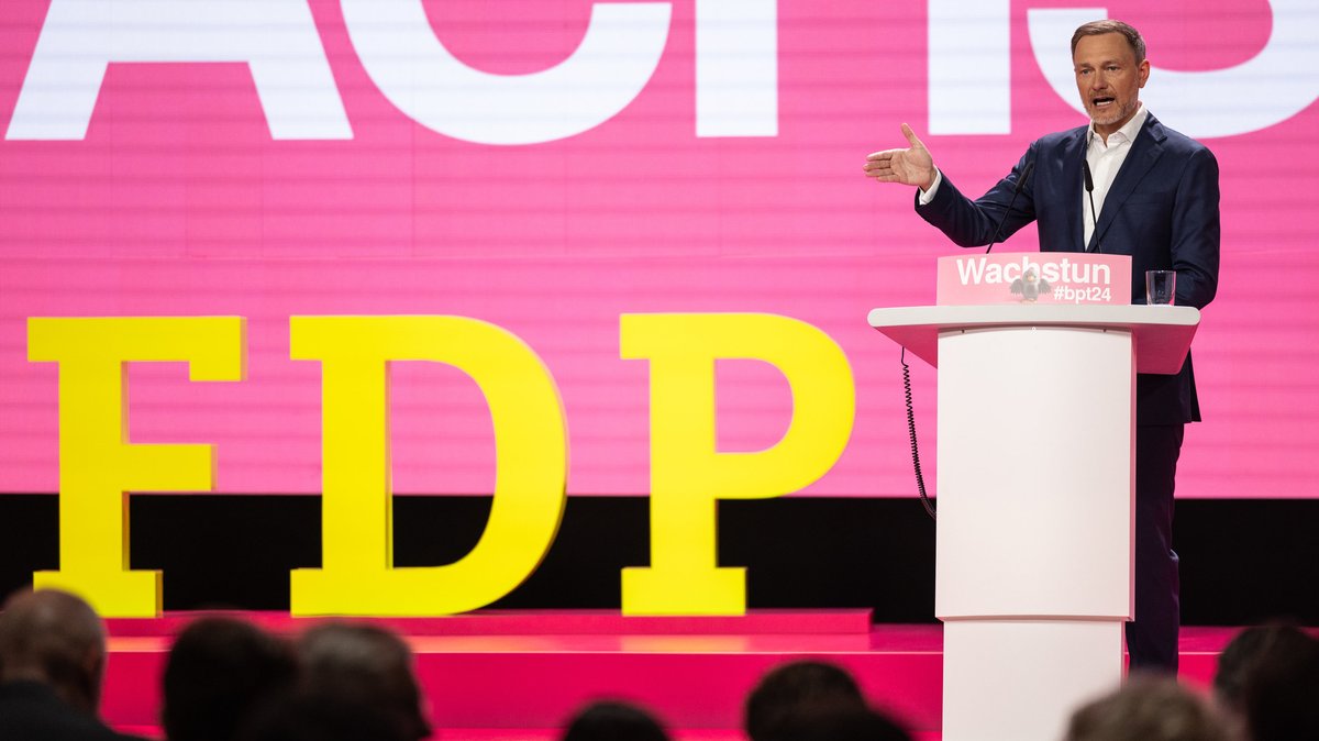 Christian Lindner, Bundesvorsitzender der FDP und Bundesminister der Finanzen, spricht zu Beginn des 75. Ordentlichen Bundesparteitages der FDP in Berlin.
