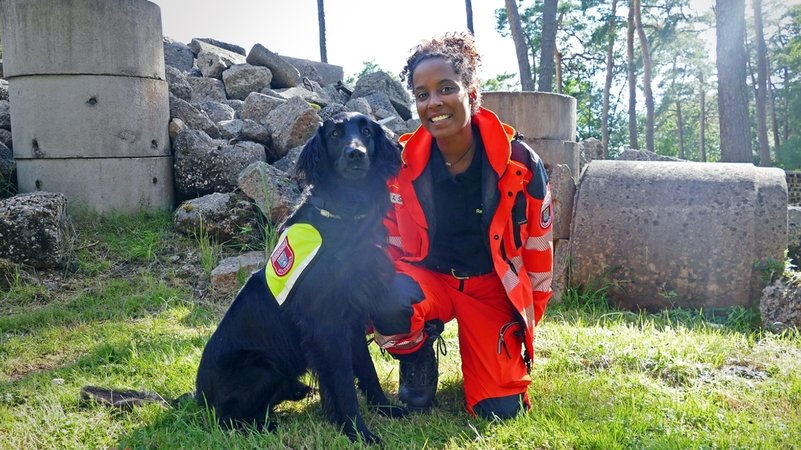 Ein Tag bei den Rettungshunden | Pia mit dem Rettungshund "Louie". Für seine verantwortungsvolle Suchaufgabe wurde er speziell ausgebildet.