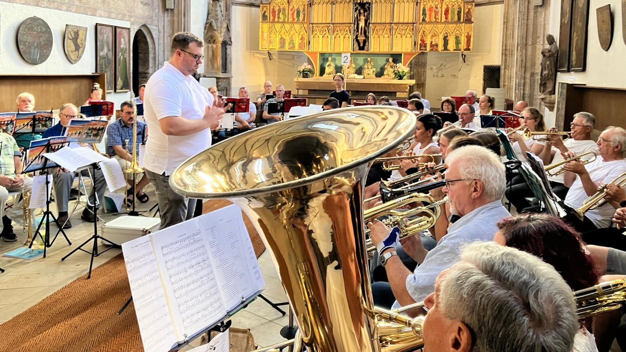 Ein Posaunenchor in einer Kirche