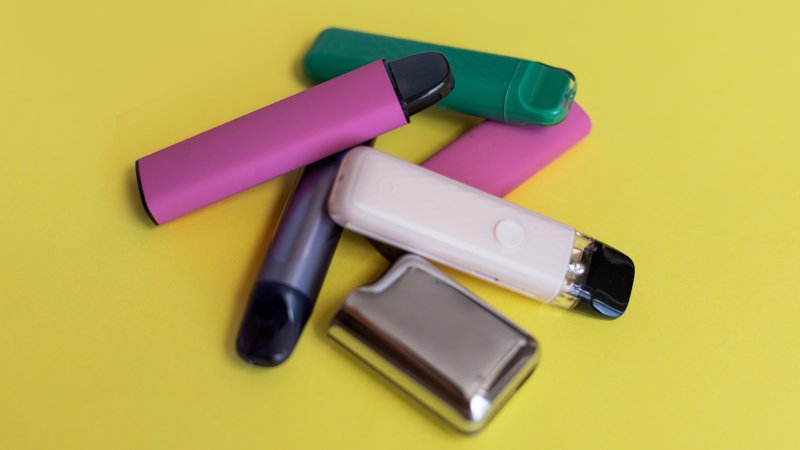 Bunte Einweg-Vape-Geräte auf gelbem Hintergrund. | Bild: Picture Alliance/Chromorange/Ales Utouka Bunte Einweg-Vape-Geräte auf gelbem Hintergrund.