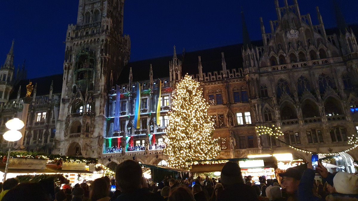 Oberbürgermeister Dieter Reiter (SPD) hat den Christkindlmarkt am Münchner Rathaus eröffnet. Nun leuchtet auch der Christbaum endlich hell. 