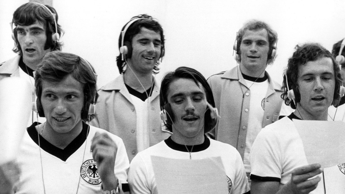  Die BRD-Nationalmannschaft von 1973 im Tonstudio.