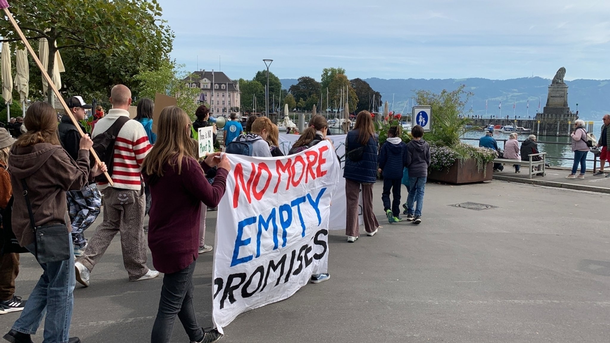 Protestierende zogen am Freitagvormittag durch Lindau 