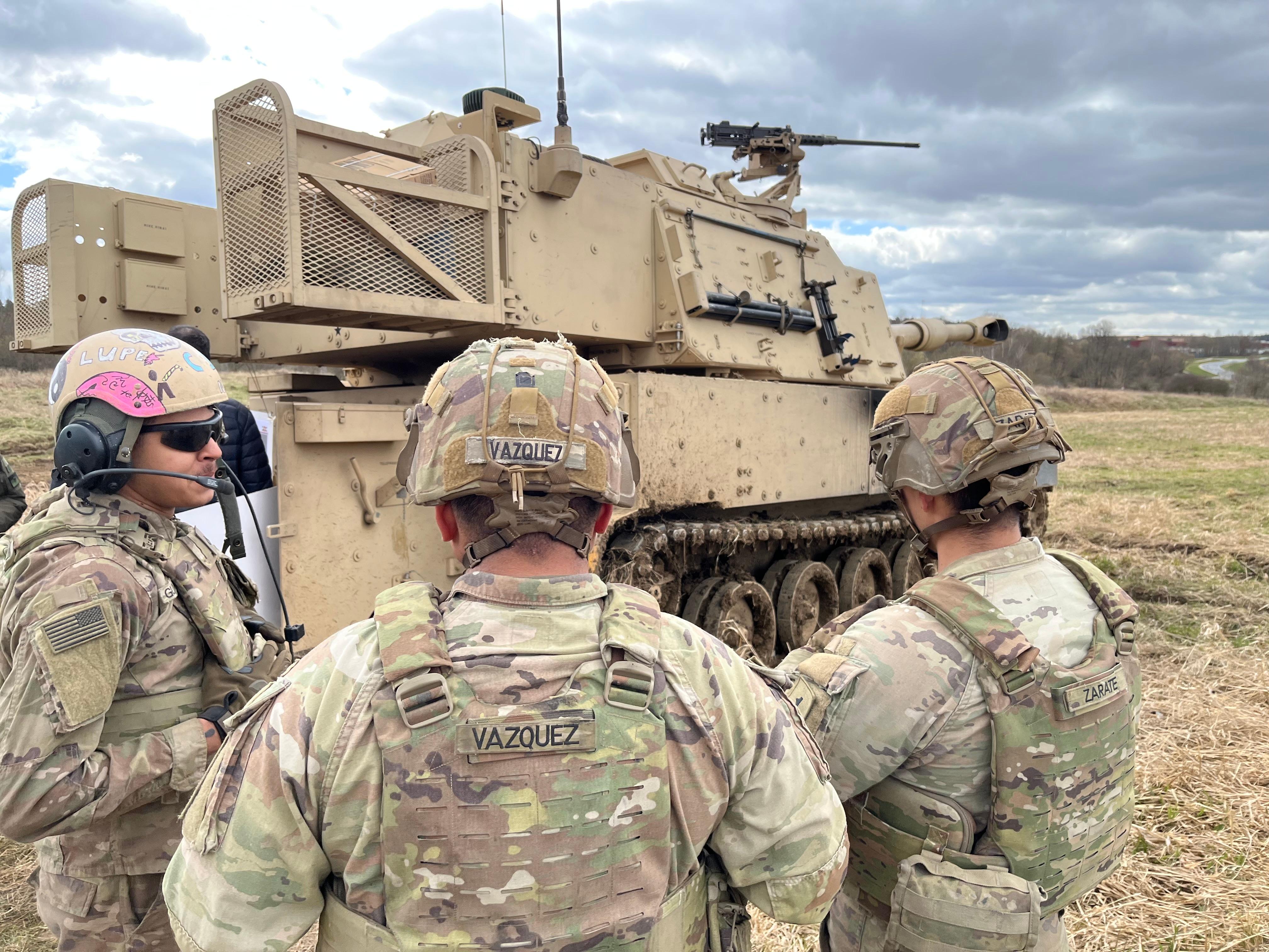 US-Soldaten vor der US-Panzerhaubitze Paladin im Rahmen der NATO-Übung "Dynamic Front" 2023 auf dem Truppenübungsplatz.