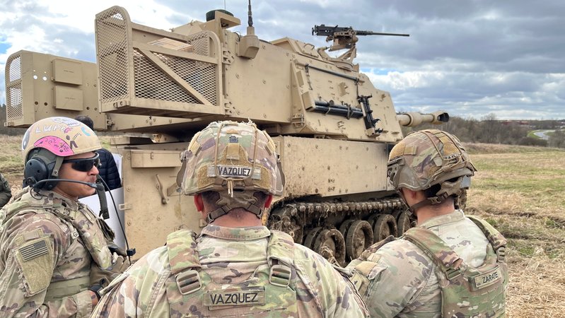 US-Soldaten vor der US-Panzerhaubitze Paladin im Rahmen der NATO-Übung "Dynamic Front" 2023 auf dem Truppenübungsplatz. | Bild: BR/Margit Ringer US-Soldaten vor der US-Panzerhaubitze Paladin im Rahmen der NATO-Übung "Dynamic Front" 2023 auf dem Truppenübungsplatz.