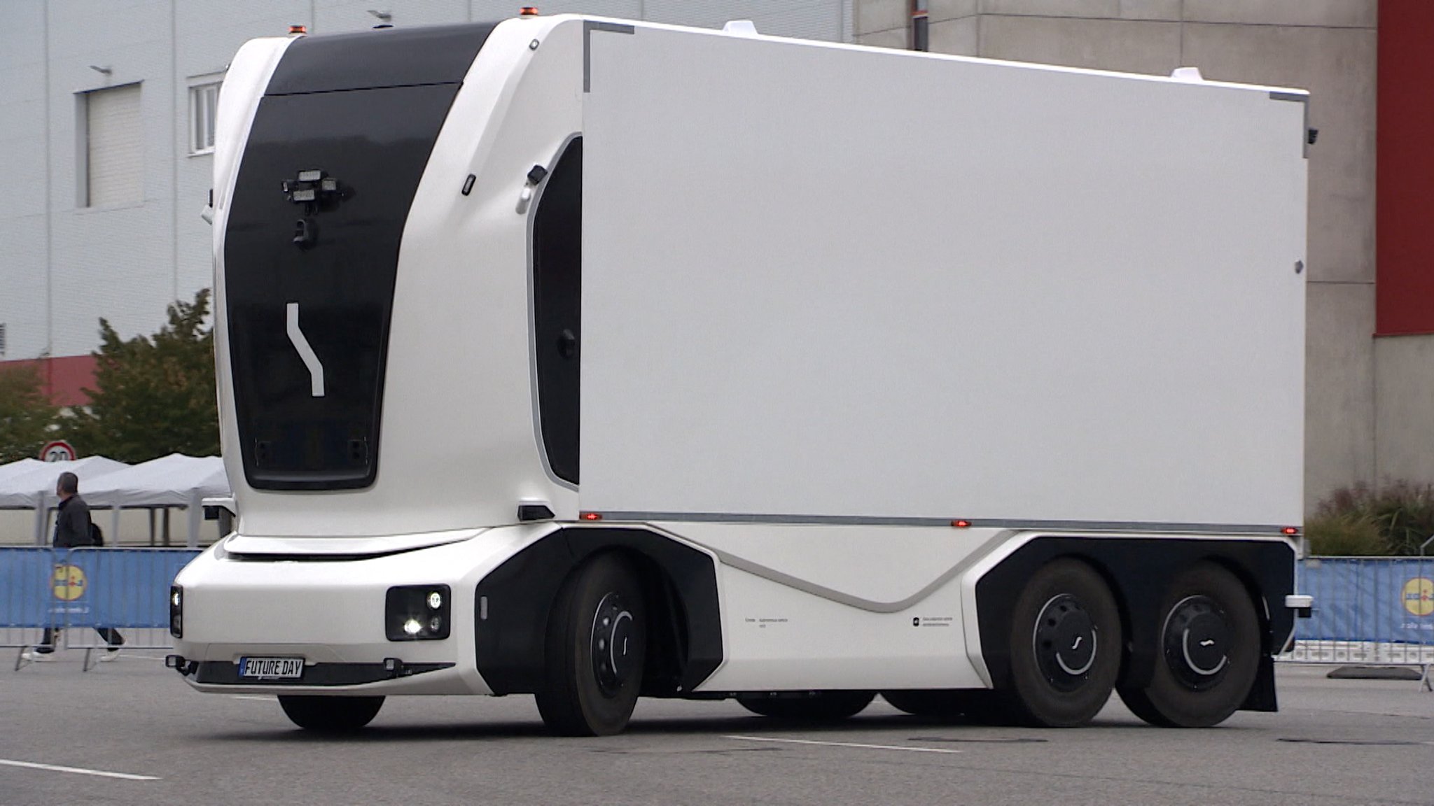 Ein autonom fahrender LKW soll in einem Pilotprojekt einen Supermarkt von Lidl beliefern. | Bild: Bayerischer Rundfunk 2026 Ein autonom fahrender LKW soll in einem Pilotprojekt einen Supermarkt von Lidl beliefern.