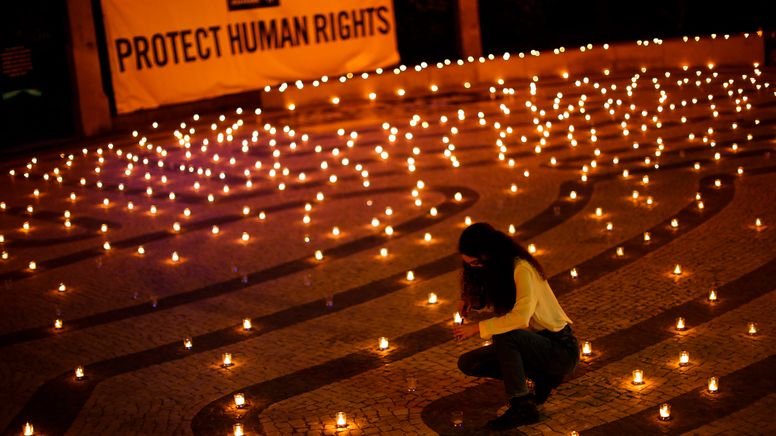 Amnesty International hält 2021 eine Mahnwache für Menschenrechte in Portugal.  | Bild:dpa-Bildfunk/Francisco Seco