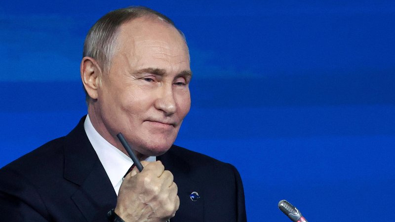 Der russische Präsident ballt die Faust | Bild: Maxim Schipenkow/Picture Alliance Der russische Präsident ballt die Faust