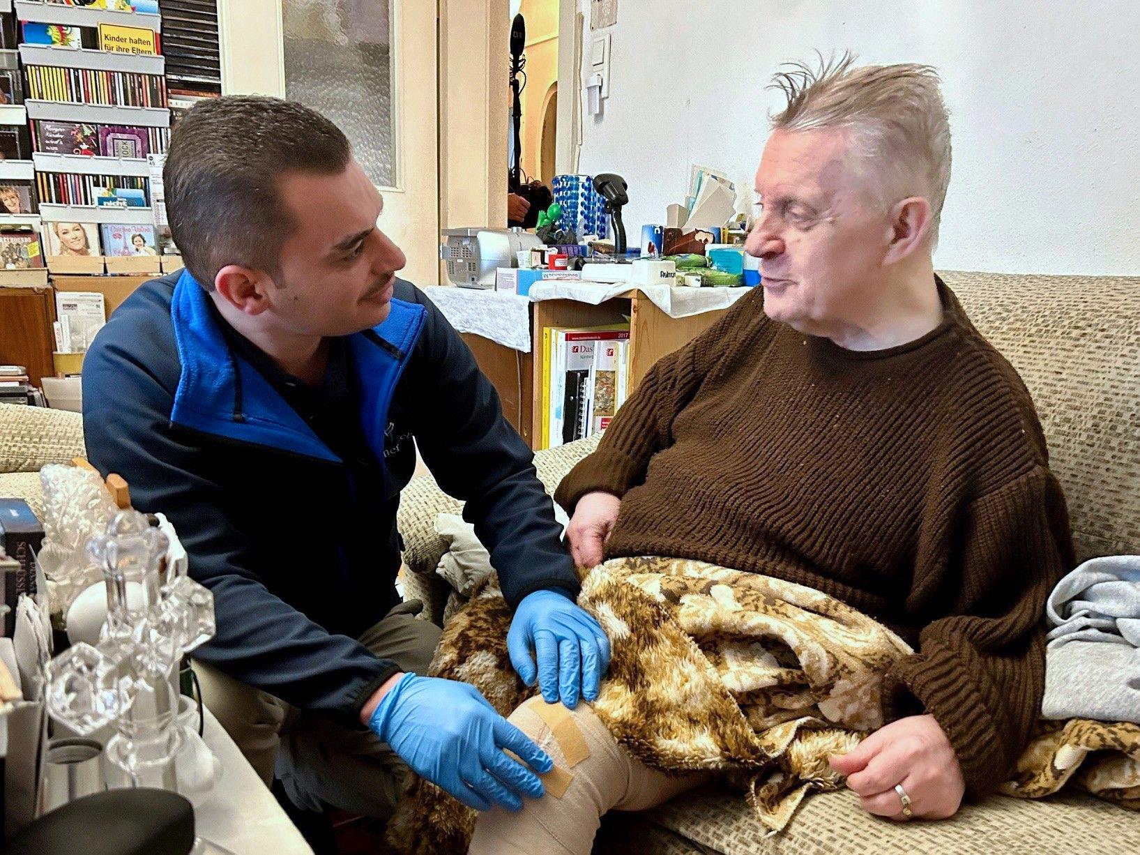 Alaa Al Ghazawi behandelt Karlheinz Born.