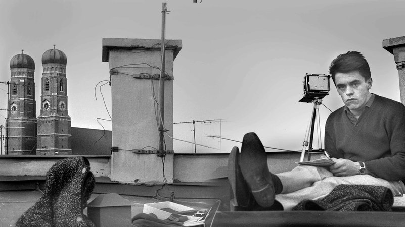 Heinz Gebhardt sitzt vor der Kulisse der Frauentürme auf dem Dach | Bild: Heinz Gebhardt Heinz Gebhardt sitzt vor der Kulisse der Frauentürme auf dem Dach