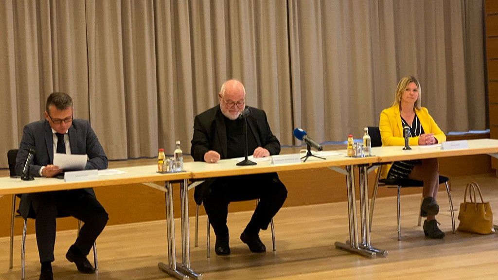 Bernhard Kellner, Pressesprecher Bistum München, Kardinal Reinhard Marx und Bettina Nickel, kommissarische Leiterin kath. Büro Bayern (v.l.)