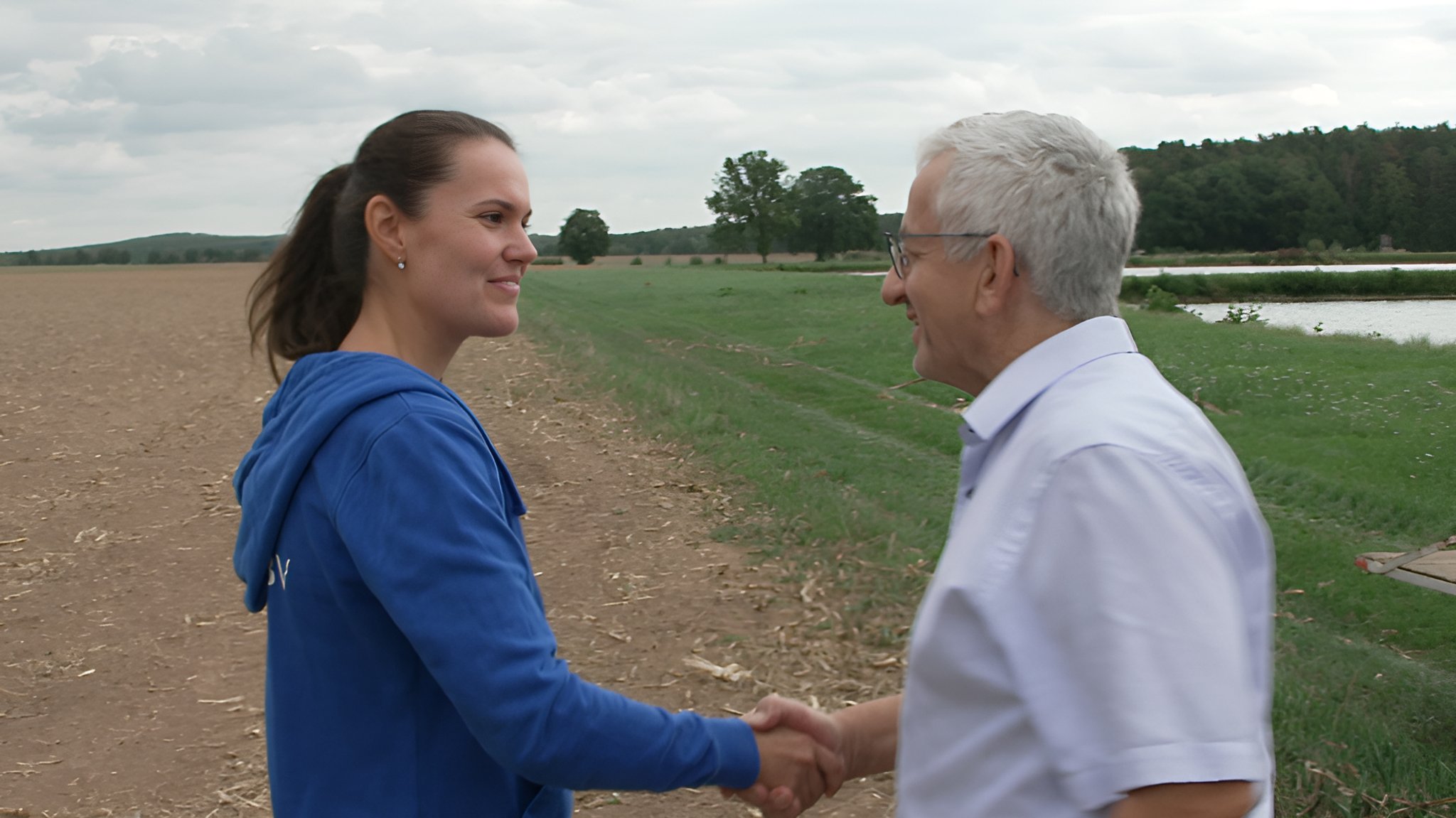 Handschlag auf dem Feld - zwischen Landesbund für Vogel- und Naturschutz und Bauernverband | Bild: BR/David Sünderhauf Handschlag auf dem Feld - zwischen Landesbund für Vogel- und Naturschutz und Bauernverband