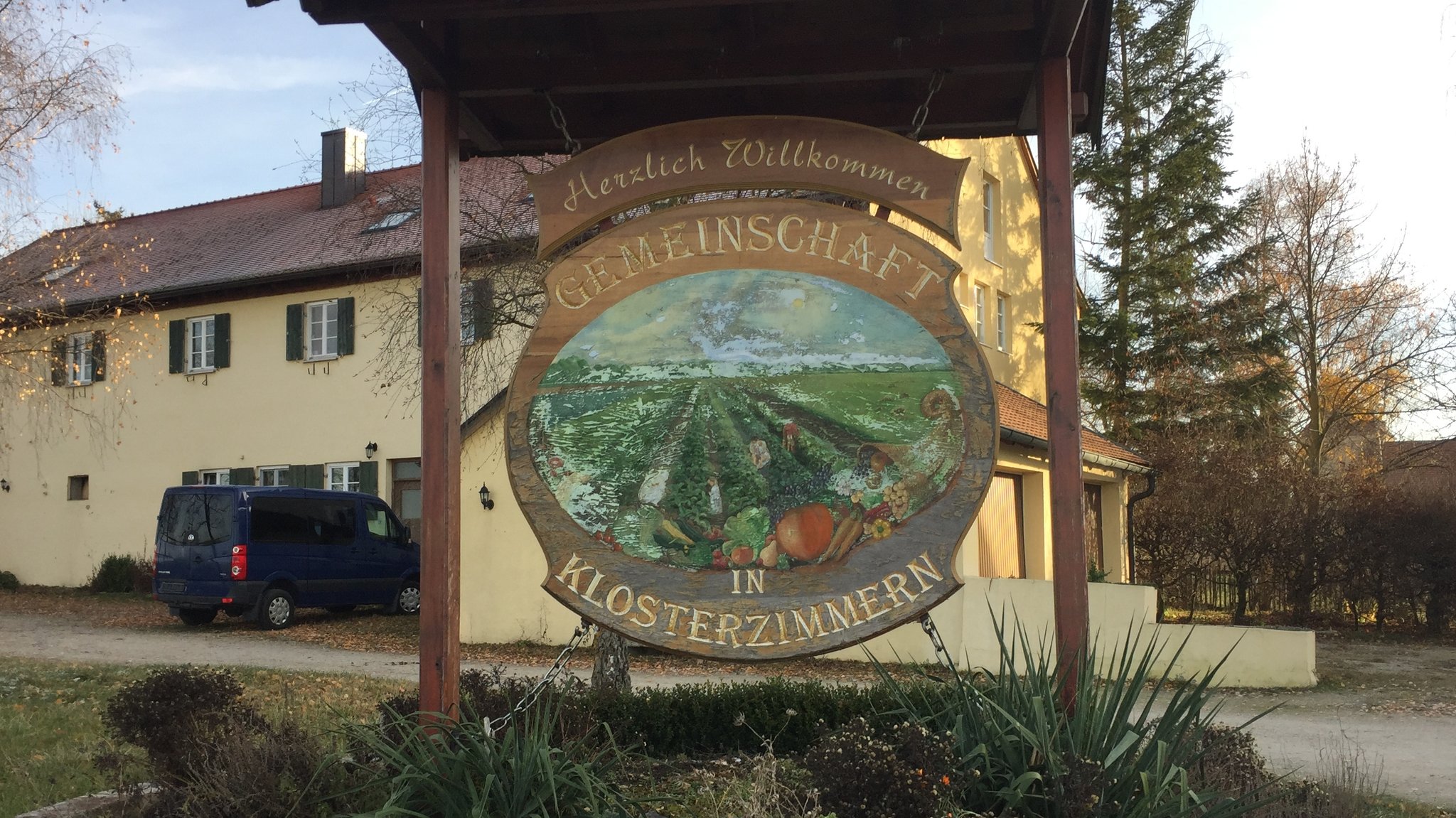 Hofeinfahrt der ehemaligen Niederlassung der Zwölf Stämme in Klosterzimmern.